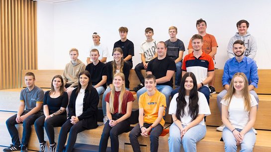 19 Auszubildende und Duale Studenten
