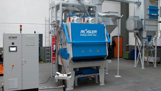 Tumble belt blast machine